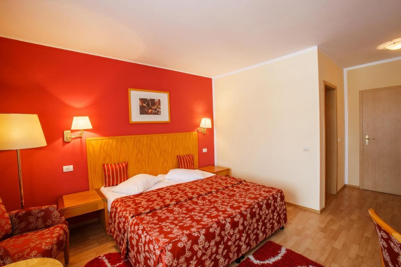 Domeniul Dracula Danes Hotel Екстериор снимка