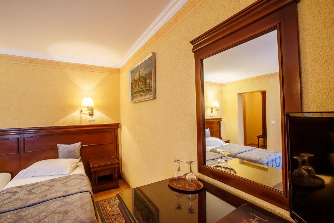 Domeniul Dracula Danes Hotel Екстериор снимка