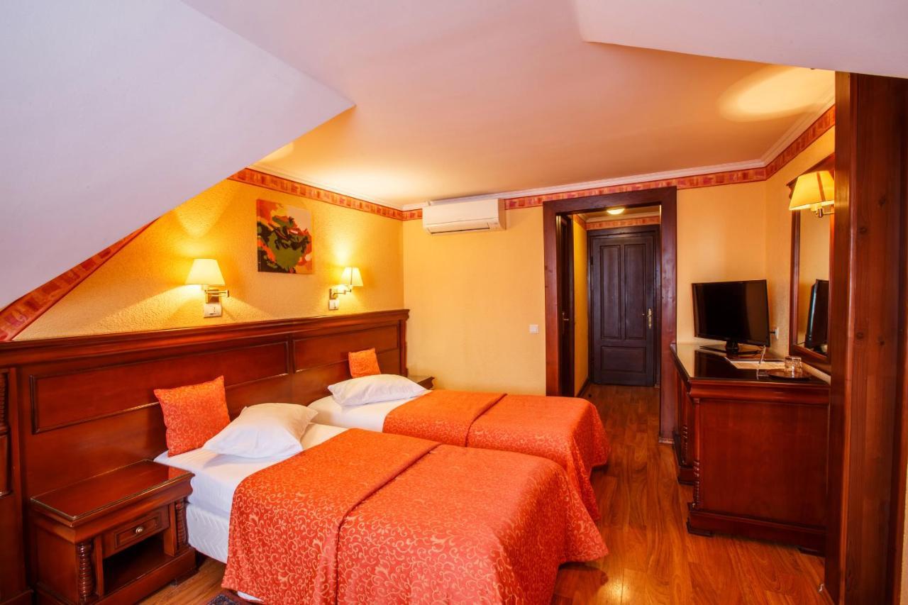 Domeniul Dracula Danes Hotel Екстериор снимка