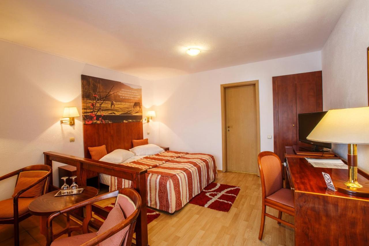 Domeniul Dracula Danes Hotel Екстериор снимка