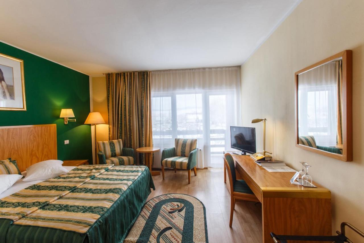 Domeniul Dracula Danes Hotel Екстериор снимка